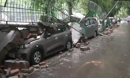 സ്​കൂൾ മതിൽ ഇടിഞ്ഞുവീണ്​ കാറുകൾ തകർന്നു;  പരാതി നൽകുമെന്ന്​ വാഹന ഉടമകൾ