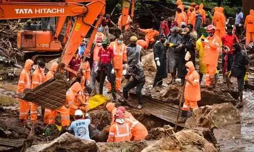 പെട്ടിമുടി ദുരന്തം: രണ്ടു മൃതദേഹംകൂടി കണ്ടെത്തി; മരണം 63 പെട്ടിമുടി ദുരന്തം: രണ്ടു മൃതദേഹംകൂടി കണ്ടെത്തി; മരണം 63