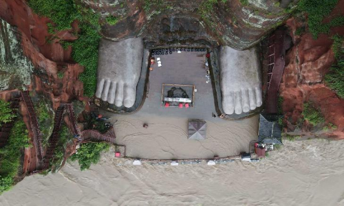 വെള്ളപ്പൊക്കം: ചൈനയിലെ ബുദ്ധപ്രതിമ​ തകർച്ചയിൽ