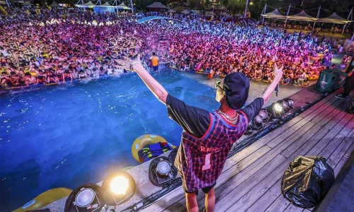 കോവിഡ്​ പൊട്ടിപ്പുറപ്പെട്ട വുഹാനിൽ ജനങ്ങൾ ആഘോഷത്തിമർപ്പിൽ; മാസ്​ക്​ പോലുമില്ലാതെ തടിച്ചുകൂടി ആയിരങ്ങൾ