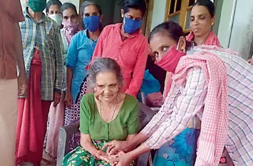 നാരായണി അമ്മേടെ ജിമിക്കിക്കമ്മൽ ആരും   ക​േട്ടാണ്ടുപോയിട്ടില്ല