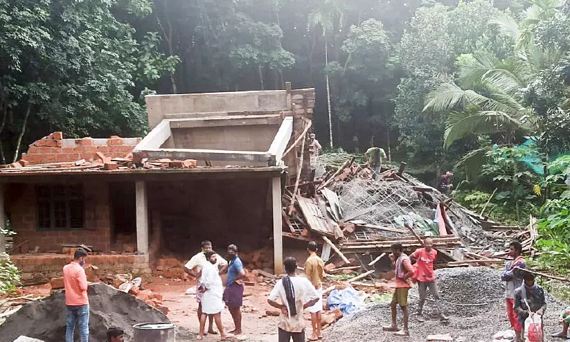 വാ​ർ​പ്പ് ന​ട​ക്ക​വെ ഇ​രു​നി​ല വീ​ട് ത​ക​ർ​ന്നു​വീ​ണു