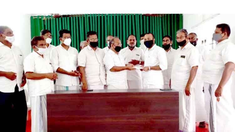 തൃശൂർ സി.എച്ച് സെൻറർ ഫണ്ട് കൈമാറി തൃശൂർ സി.എച്ച് സെൻറർ ഫണ്ട് കൈമാറി