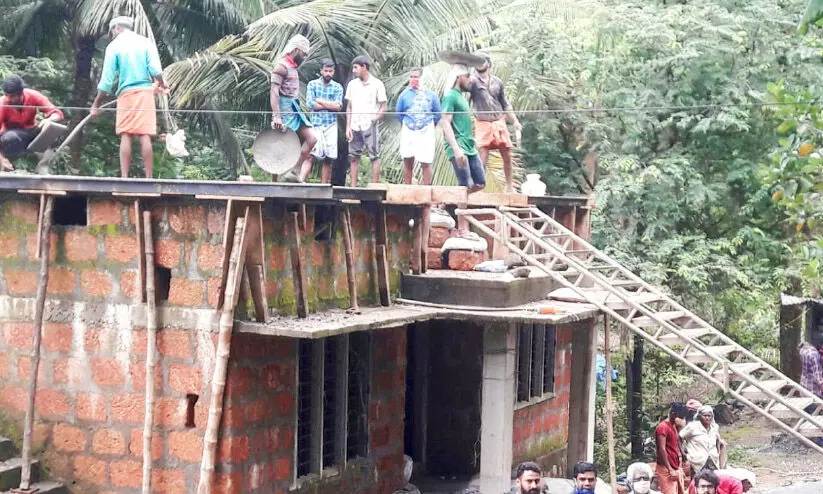 നി​ർ​ധ​ന​ കു​ടും​ബ​ത്തി​ന് അ​ന്തി​യു​റ​ങ്ങാ​ൻ വീ​ടു​മാ​യി സി.​പി.​എം