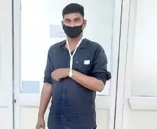 ജില്ല ആശുപത്രിയിൽ ഡോക്ടറില്ല; ദുരിതംപേറി യുവാവ് ജില്ല ആശുപത്രിയിൽ ഡോക്ടറില്ല; ദുരിതംപേറി യുവാവ്