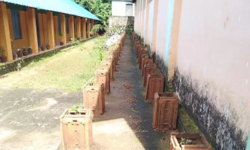 കർഷകദിനത്തിൽ കർഷകരായി അധ്യാപകർ കർഷകദിനത്തിൽ കർഷകരായി അധ്യാപകർ