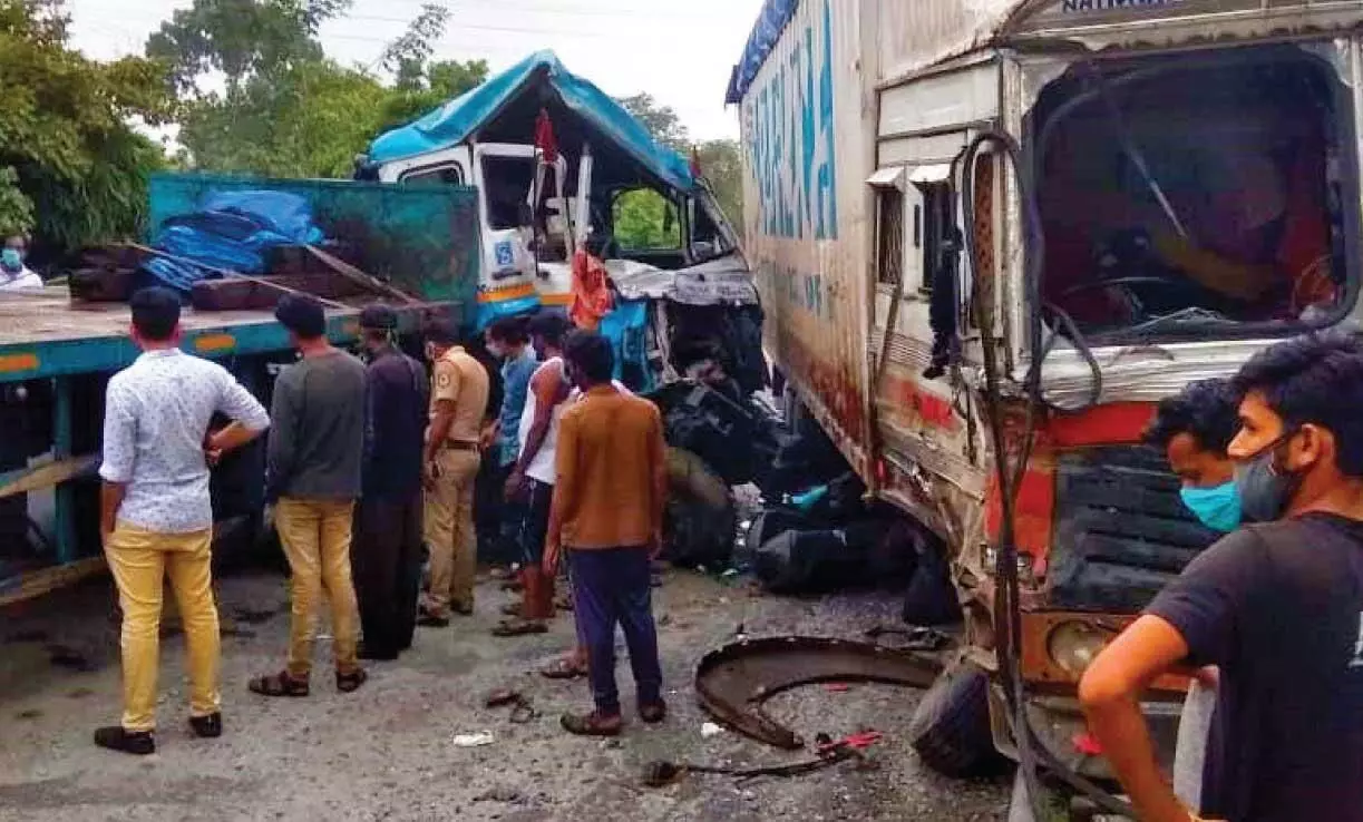 ദേ​ശീ​യ പാ​ത​യി​ൽ ചാ​ല​ക്കു​ടി മു​നി​സി​പ്പ​ൽ ജ​ങ്​​ഷ​നി​ൽ ലോറികൾ കൂട്ടിയിടിച്ച് രണ്ട് പേർക്ക് പരിക്ക്