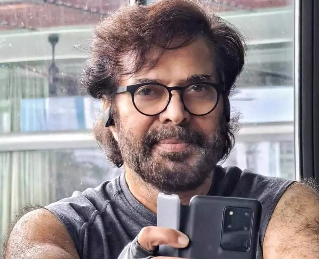 മമ്മുക്കയുടെ വൈറൽ ചിത്രത്തിലെ ഫോൺ കണ്ടെത്തി ആരാധകർ; വില കേട്ട് ഞെട്ടരുതെന്ന് മുന്നറിയിപ്പ് മമ്മുക്കയുടെ വൈറൽ ചിത്രത്തിലെ ഫോൺ കണ്ടെത്തി ആരാധകർ; വില കേട്ട് ഞെട്ടരുതെന്ന് മുന്നറിയിപ്പ്