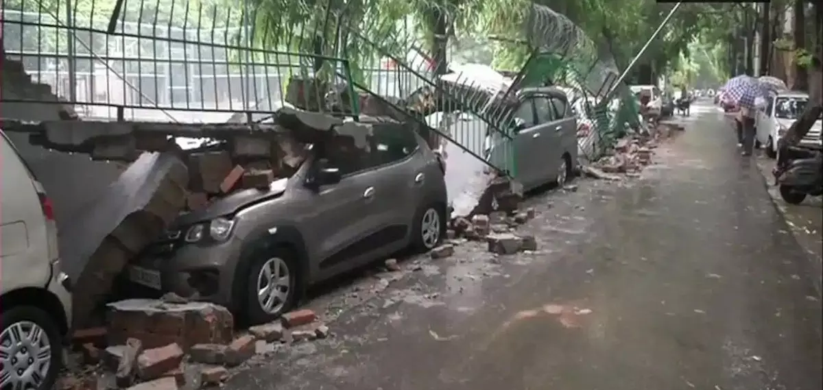 സ്​കൂൾ മതിൽ ഇടിഞ്ഞുവീണ്​ കാറുകൾ തകർന്നു;  പരാതി നൽകുമെന്ന്​ വാഹന ഉടമകൾ