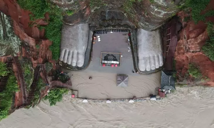 വെള്ളപ്പൊക്കം: ചൈനയിലെ ബുദ്ധപ്രതിമ തകർച്ചയിൽ വെള്ളപ്പൊക്കം: ചൈനയിലെ ബുദ്ധപ്രതിമ തകർച്ചയിൽ