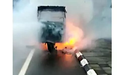 രോഗിയുമായി പോകവേ ഓട്ടോക്ക് തീപിടിച്ചു; നാലുപേർ രക്ഷപ്പെട്ടു