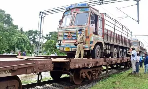 കേരളത്തിലേക്ക് ചരക്കുലോറികൾ ട്രെയിനിൽ കയറിവരും റോ റോ പരീക്ഷണ ഒാട്ടം വിജയം കേരളത്തിലേക്ക് ചരക്കുലോറികൾ ട്രെയിനിൽ കയറിവരും റോ റോ പരീക്ഷണ ഒാട്ടം വിജയം