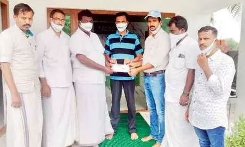 മാ​റാ​ക്ക​ര സി.​എ​ച്ച് സെൻറ​റി​ന്​ കെ.​എം.​സി.​സി ഫ​ണ്ട് കൈ​മാ​റി