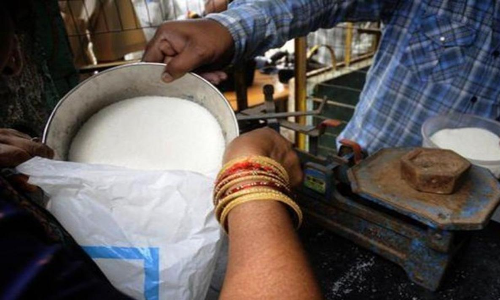 തൂക്കത്തിലെ വ്യത്യാസം; കാ​ർ​ഡ് ഉ​ട​മ​ക​ളും റേ​ഷ​ൻ വ്യാ​പാ​രി​ക​ളും ത​മ്മി​ൽ ത​ർ​ക്കം