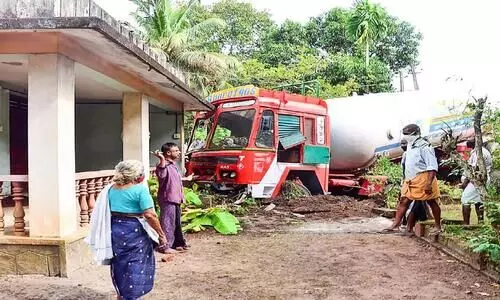 ലോ​റി​ക​ൾ കൂ​ട്ടി​യി​ടി​ച്ചു; ദു​ര​ന്തം ഒ​ഴി​വാ​യി