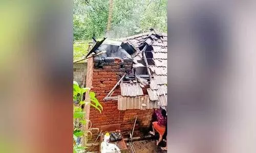 അടക്കാത്തോട്ടിൽ വീട് കത്തിനശിച്ചു