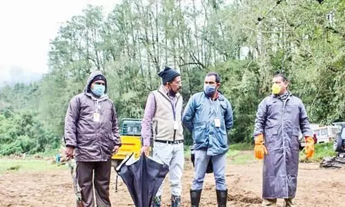 ദുരന്തഭൂമിയില്‍ കർമനിരതരായി റവന്യൂ വിഭാഗം