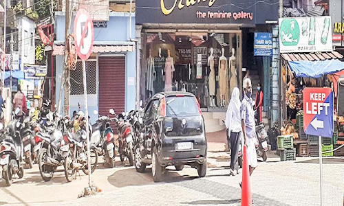 വിവാദമായി നോ പാർക്കിങ്​​ ബോർഡ്