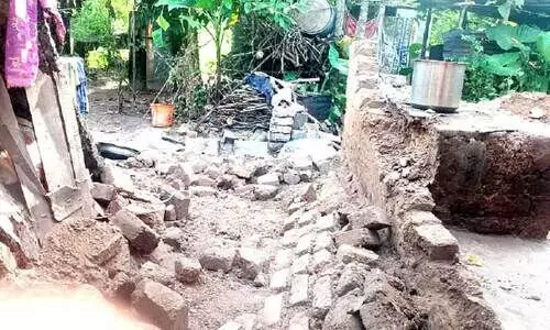 മ​ങ്കാ​ട്ടു​മൂ​ല കോ​ള​നി​യി​ൽ വീ​ട് ഇ​ടി​ഞ്ഞു​വീ​ണ് മൂ​ന്ന് കു​ട്ടി​ക​ള്‍ ഉ​ള്‍പ്പെ​ടെ അ​ഞ്ചു​പേ​ര്‍ക്ക് പ​രി​ക്ക്