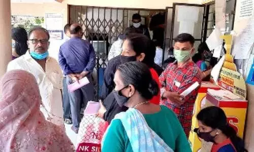 കോവിഡ്കാലത്തും ജാഗ്രതയില്ല; രേഖകൾ വാങ്ങാൻ ഭൂഉടമകളെ കൂട്ടത്തോടെ വിളിച്ചുവരുത്തി