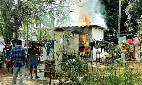 പു​ക​പ്പു​ര​ക്ക്​ തീ​പി​ടി​ച്ചു, വ​ൻ ന​ഷ്​​ടം