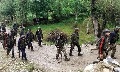 ജമ്മു കശ്​മീരിലെ രജൗരിയിൽ മൂന്ന്​ തീവ്രവാദികൾ പിടിയിൽ