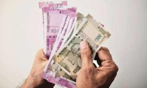 തുക അക്കൗണ്ടിൽ കയറി; മെഷീനിൽ കുടുങ്ങിയ നോട്ടുകൾ ബാങ്കിലെത്തിച്ച് യുവാവ്