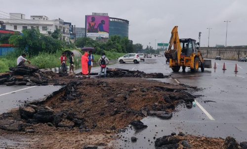 ഗുരുഗ്രാമിൽ കനത്ത മഴയും വെള്ളക്കെട്ടും; മെട്രോ സ്​റ്റേഷന്​ സമീപത്തെ റോഡിൽ വിള്ളൽ