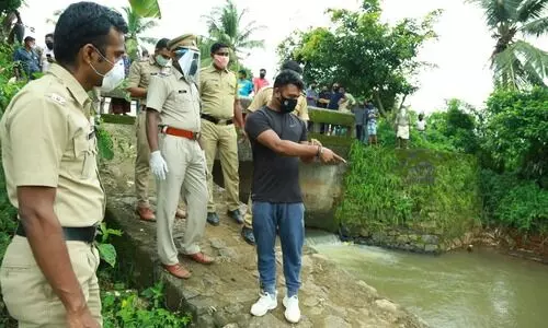 കാറിലെത്തിയ യുവാവ് തോട്ടിൽ തുണിയലക്കുന്ന സ്ത്രീയുടെ മാല പൊട്ടിച്ചു
