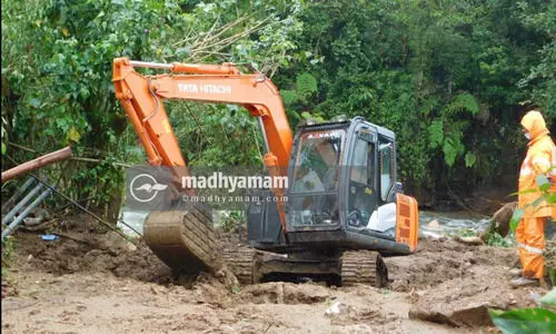 പെട്ടിമുടിയില് തിരച്ചില് ഊര്ജ്ജിതം; ഒരു ഗര്ഭിണിയുടേതടക്കം മൂന്ന് മൃതദേഹങ്ങള് കൂടി കണ്ടെടുത്തു പെട്ടിമുടിയില് തിരച്ചില് ഊര്ജ്ജിതം; ഒരു ഗര്ഭിണിയുടേതടക്കം മൂന്ന് മൃതദേഹങ്ങള് കൂടി കണ്ടെടുത്തു