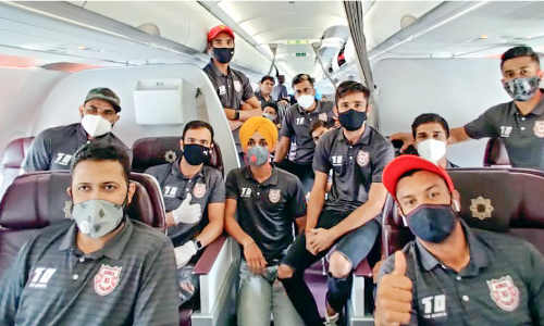 ഐ.പി.എൽ ആരവങ്ങളിലേക്ക് യു.എ.ഇ; ആദ്യ ടീമുകൾ എത്തി