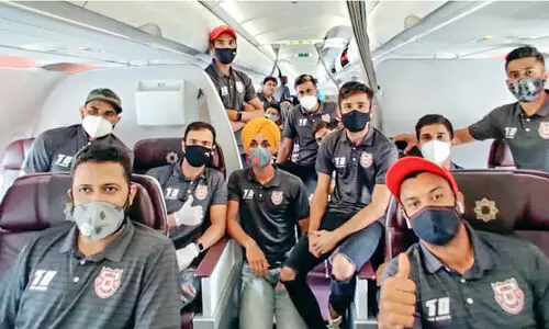 ഐ.പി.എൽ ആരവങ്ങളിലേക്ക് യു.എ.ഇ; ആദ്യ ടീമുകൾ എത്തി