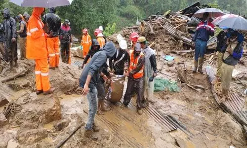 പെട്ടിമുടി: ഗര്ഭിണിയുടേതടക്കം മൂന്ന് മൃതദേഹം കൂടി കിട്ടി പെട്ടിമുടി: ഗര്ഭിണിയുടേതടക്കം മൂന്ന് മൃതദേഹം കൂടി കിട്ടി