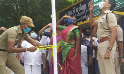 സ​വ​ർ​ണ​ർ അ​നു​മ​തി നി​ഷേ​ധി​ച്ച ദ​ലി​ത്​ വ​നി​ത പ​ഞ്ചാ​യ​ത്ത്​ പ്ര​സി​ഡ​ൻ​റ്​ അഞ്ച്​ ദിവസങ്ങൾക്ക്​ ശേഷം പ​താ​ക ഉ​യ​ർ​ത്തി