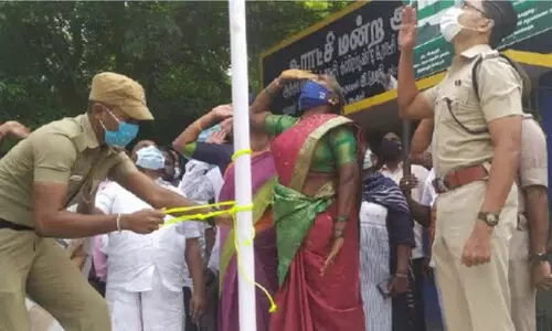 സ​വ​ർ​ണ​ർ അ​നു​മ​തി നി​ഷേ​ധി​ച്ച ദ​ലി​ത്​ വ​നി​ത പ​ഞ്ചാ​യ​ത്ത്​ പ്ര​സി​ഡ​ൻ​റ്​ അഞ്ച്​ ദിവസങ്ങൾക്ക്​ ശേഷം പ​താ​ക ഉ​യ​ർ​ത്തി