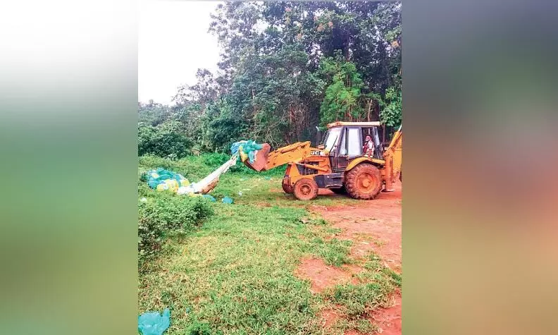 ജനവാസ കേന്ദ്രത്തിൽ മാലിന്യം തള്ളി; അധികൃതർ ഇടപെട്ടതോടെ നീക്കി