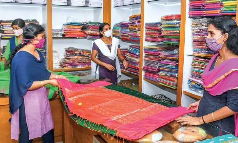 ഒാ​ണ​വി​ൽ​പ​ന​യി​ൽ പ്ര​തീ​ക്ഷ​യു​മാ​യി ഖാ​ദി