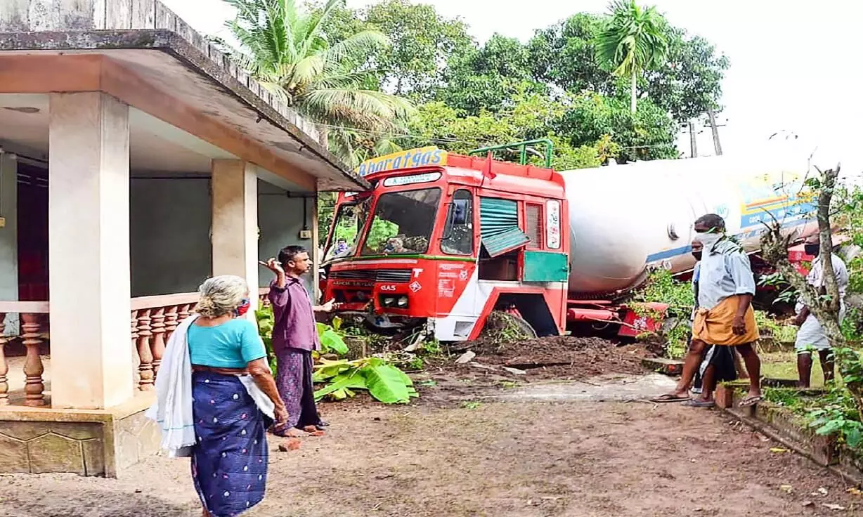 ലോ​റി​ക​ൾ കൂ​ട്ടി​യി​ടി​ച്ചു; ദു​ര​ന്തം ഒ​ഴി​വാ​യി