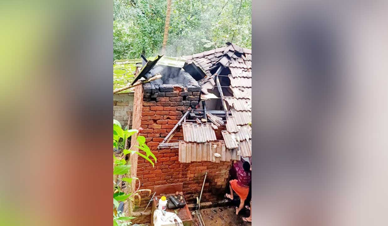 അടക്കാത്തോട്ടിൽ വീട് കത്തിനശിച്ചു അടക്കാത്തോട്ടിൽ വീട് കത്തിനശിച്ചു