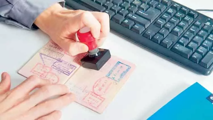 വിസിറ്റ് വിസ കാലാവധി കഴിഞ്ഞവർ വിസ പുതുക്കാൻ അപേക്ഷ നൽകണം