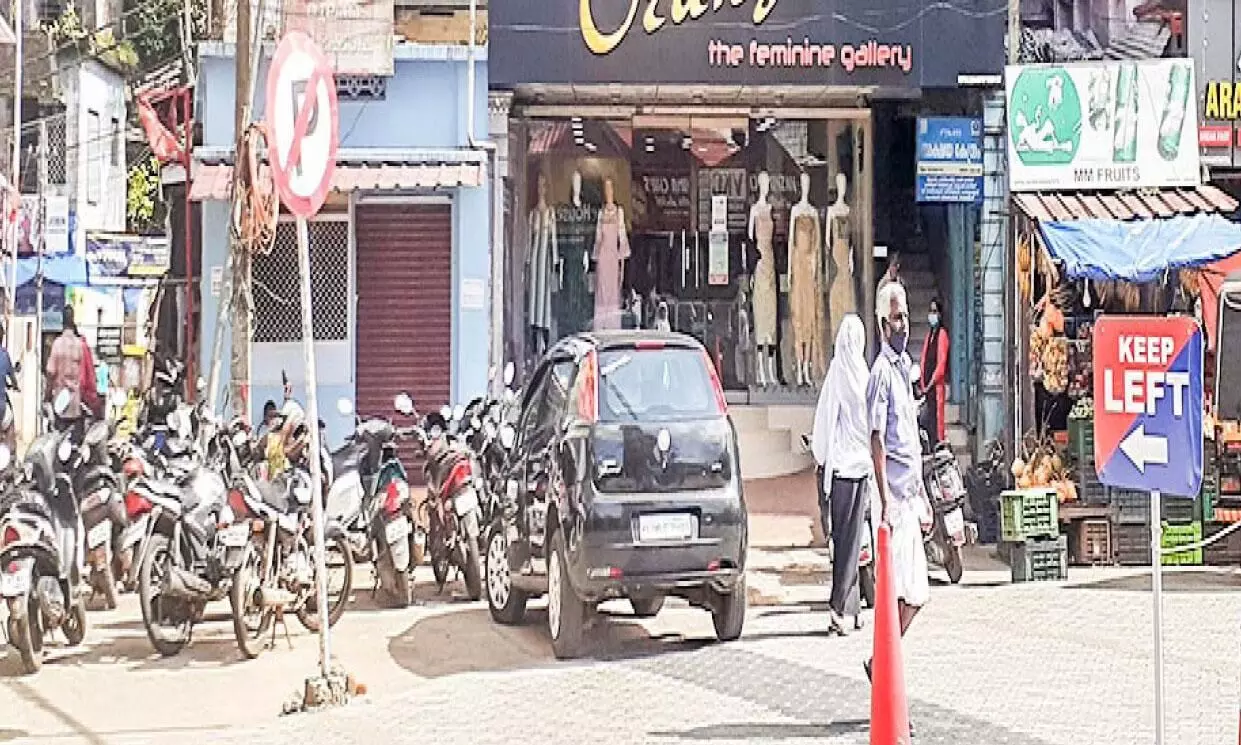 വിവാദമായി നോ പാർക്കിങ് ബോർഡ് വിവാദമായി നോ പാർക്കിങ് ബോർഡ്