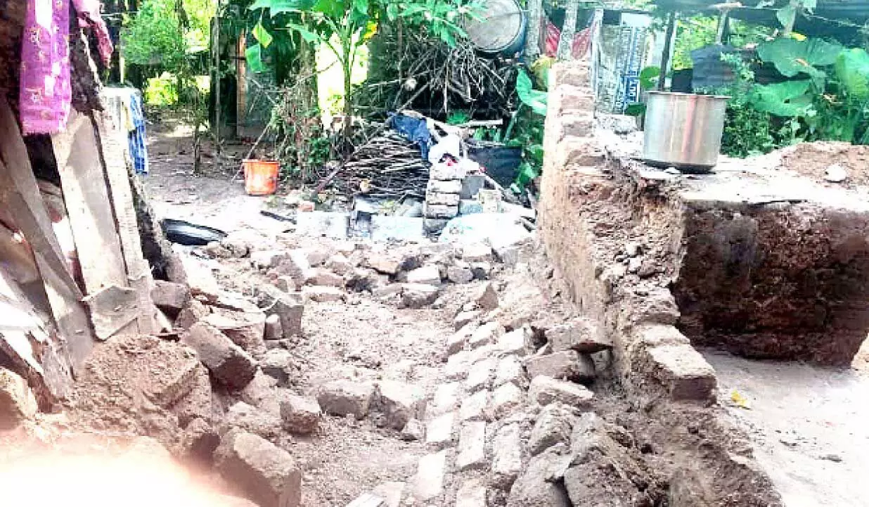 മ​ങ്കാ​ട്ടു​മൂ​ല കോ​ള​നി​യി​ൽ വീ​ട് ഇ​ടി​ഞ്ഞു​വീ​ണ് മൂ​ന്ന് കു​ട്ടി​ക​ള്‍ ഉ​ള്‍പ്പെ​ടെ അ​ഞ്ചു​പേ​ര്‍ക്ക് പ​രി​ക്ക്