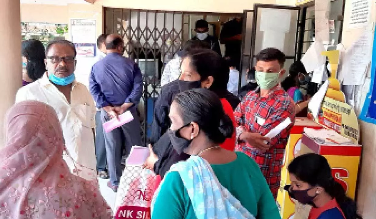 കോവിഡ്കാലത്തും ജാഗ്രതയില്ല; രേഖകൾ വാങ്ങാൻ ഭൂഉടമകളെ കൂട്ടത്തോടെ വിളിച്ചുവരുത്തി