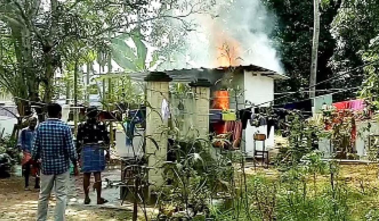 പു​ക​പ്പു​ര​ക്ക്​ തീ​പി​ടി​ച്ചു, വ​ൻ ന​ഷ്​​ടം