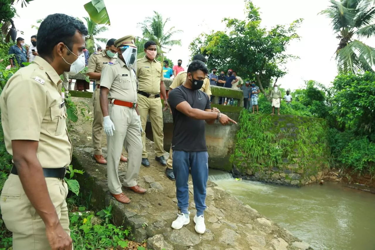 കാറിലെത്തിയ യുവാവ് തോട്ടിൽ തുണിയലക്കുന്ന സ്ത്രീയുടെ മാല പൊട്ടിച്ചു