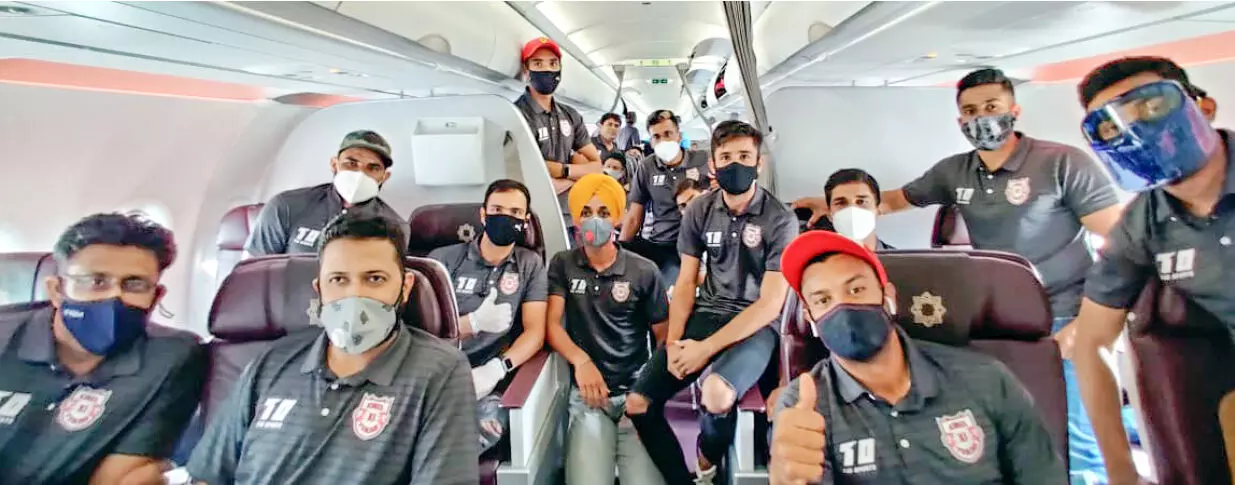 ഐ.പി.എൽ ആരവങ്ങളിലേക്ക് യു.എ.ഇ; ആദ്യ ടീമുകൾ എത്തി