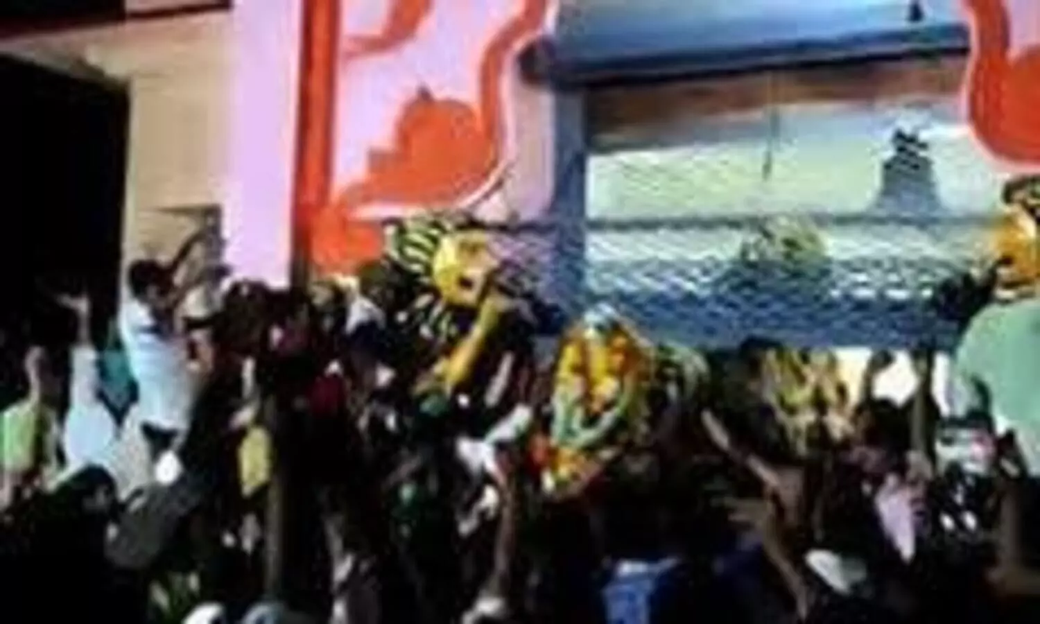 കോവിഡ്​ നിയന്ത്രണങ്ങൾ ലംഘിച്ച്​ ക്ഷേത്രത്തിലേക്ക്​ തള്ളികയറി; ​കർണാടകയിൽ 50 പേർ അറസ്​റ്റിൽ