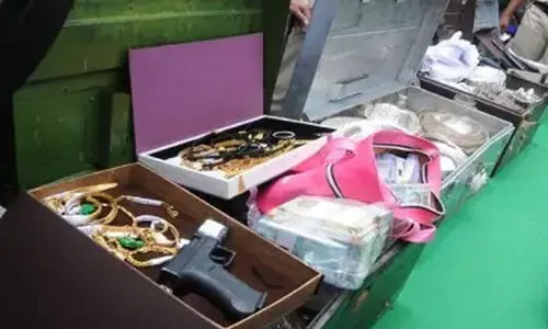 2.42 കി.ഗ്രാം സ്വർണം; 84 കി.​ഗ്രാം വെള്ളി... സർക്കാർ ഉദ്യോഗസ്ഥ​െൻറ അനധികൃത സമ്പാദ്യം കോടികൾ