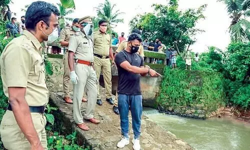 കാറിലെത്തിയ യുവാവ് തോട്ടിൽ തുണിയലക്കുന്ന സ്ത്രീയുടെ മാല പൊട്ടിച്ചു