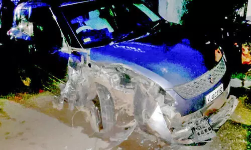 കാർ ടിപ്പർ ലോറിയിലിടിച്ച് അപകടം കാർ ടിപ്പർ ലോറിയിലിടിച്ച് അപകടം